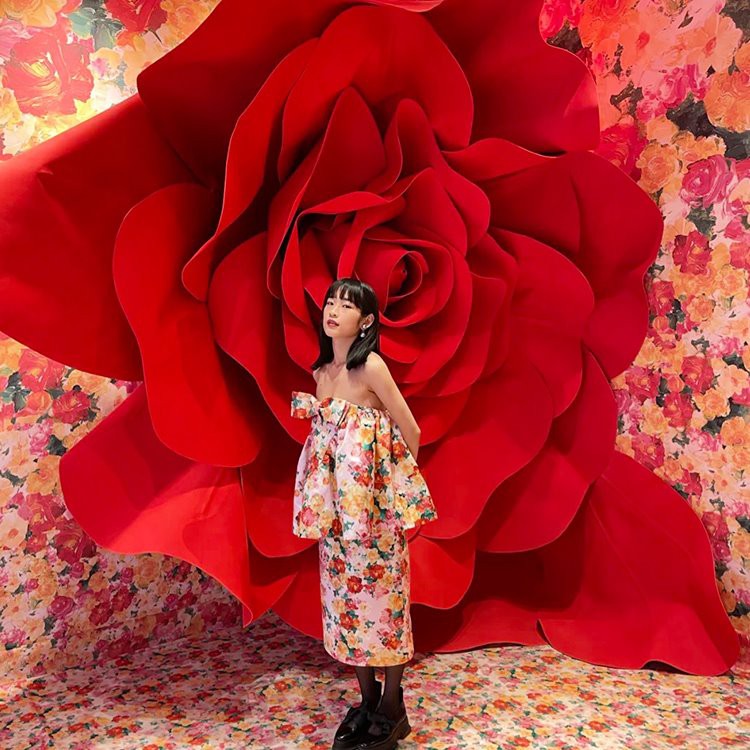 Giant rose tom qab cov khoom