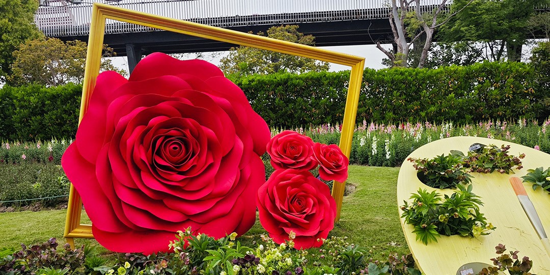 Giant artificial rose Giant artificial rose